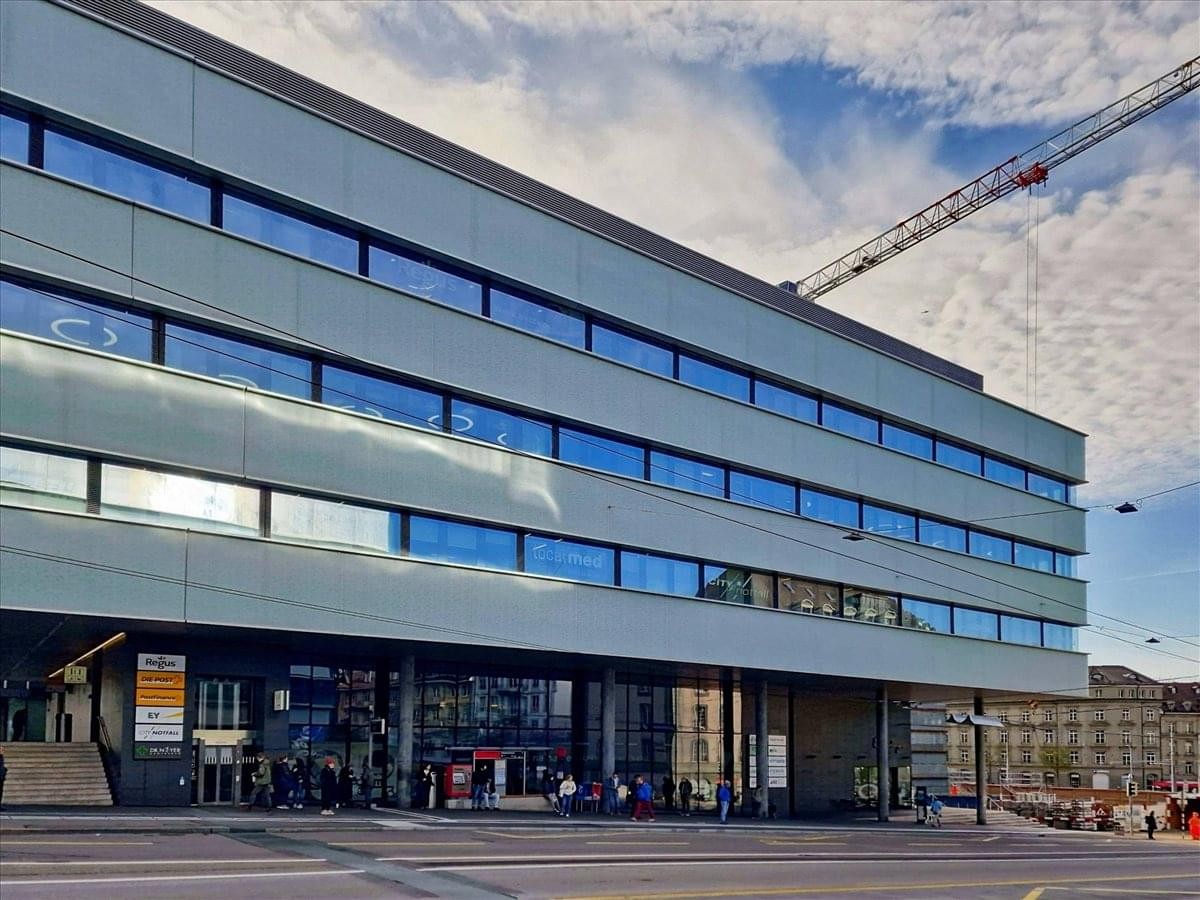 Exterior view of the contemporary office building at Schanzenstrasse 4a.