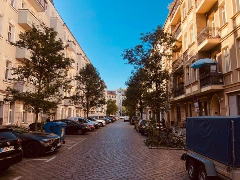 Exterior street view of the classic residential-style building at Schröderstrasse 11, Berlin.