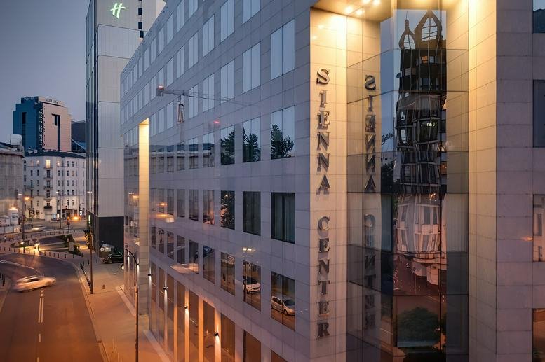 Exterior view of the modern stone facade at Sienna 75, Sienna Center, Warsaw.