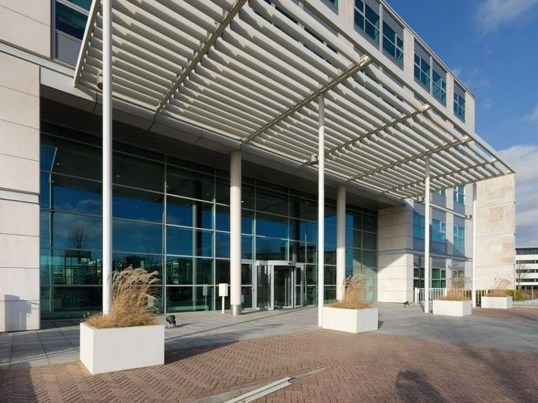 Exterior view of the modern glass-fronted Spica, Spicalaan 1, Hoofddorp building with a slatted metal canopy.