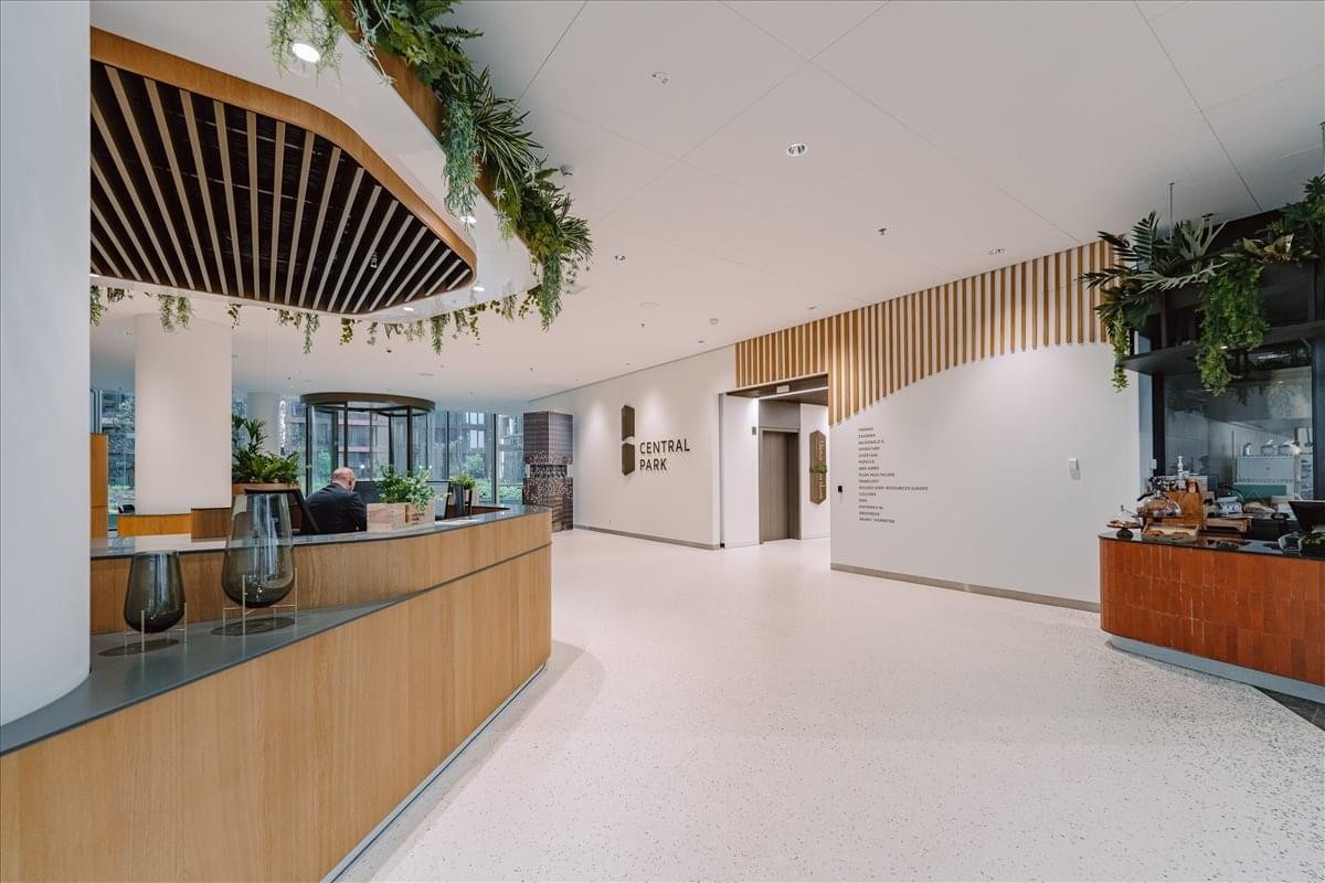 Wide-angle view of the modern reception desk at Stadsplateau 3, Stadsplateau 27-29 with hanging plants.