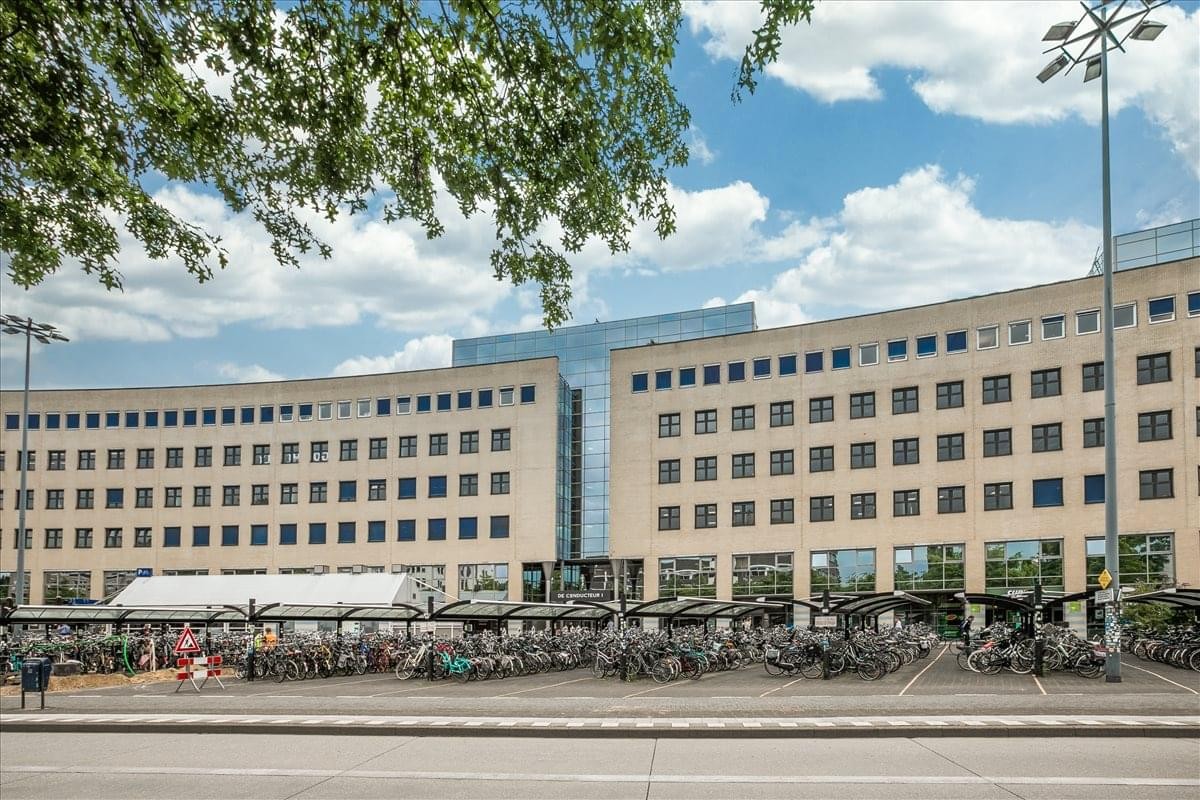 Exterior view of the Stationsplein 13A, Ingang De Conducteur Receptie op office building with a modern facade.