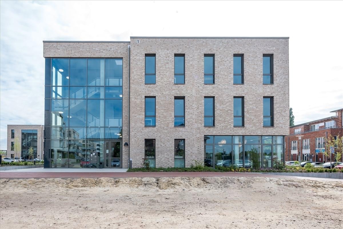 Exterior view of the brick and glass office building at Stau 123.