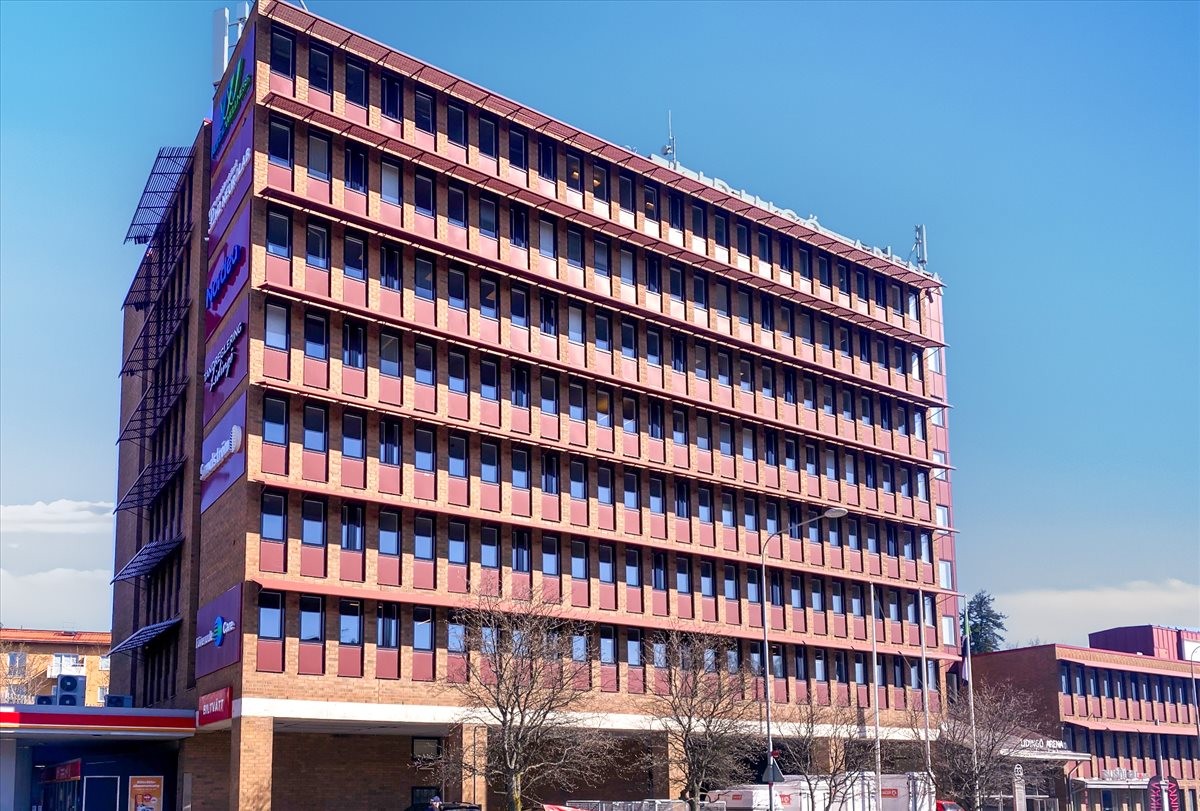 Exterior view of the multi-story brick facade at Stockholmsvägen 33, Lidingö Arena.