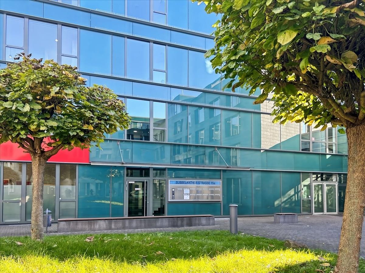 Exterior view of the glass-facade office building at Subbelrather Str. 15a.