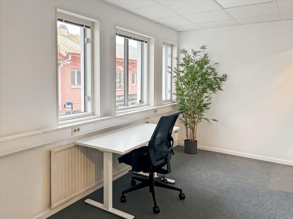 Private office at Sundsgatan 16 / Edsgatan 3, Vänersborg featuring a sit-stand desk and large windows.