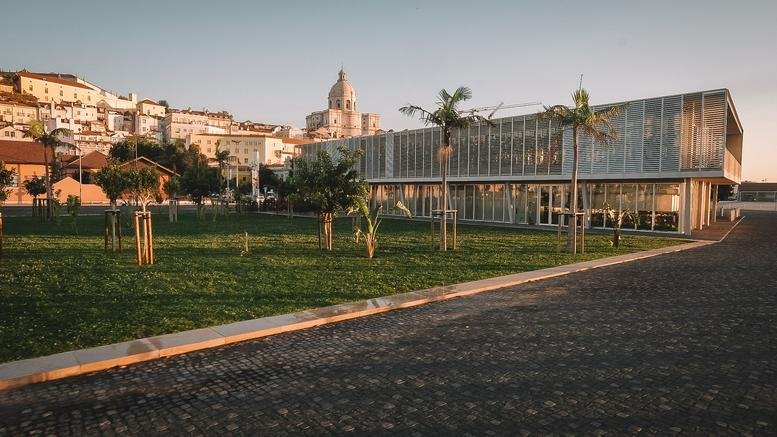 Exterior view of the glass-walled Terminal de Cruzeiros de Lisboa, Edifício NE, Doca, R. Jardim do Tabaco.