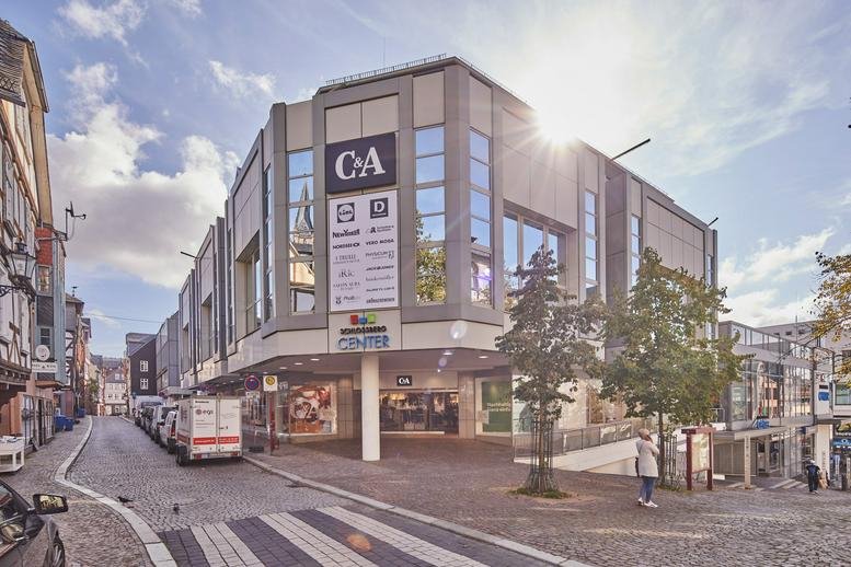Exterior view of the retail and office building at Universitätsstraße 15.