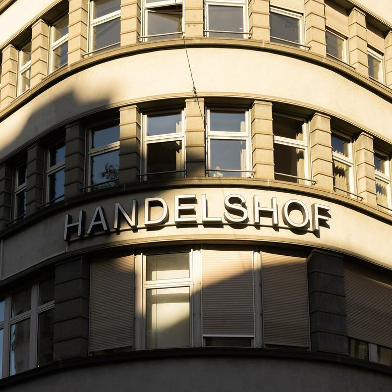 Exterior view of the historic Handelshof building at Uraniastrasse 31, Zurich.