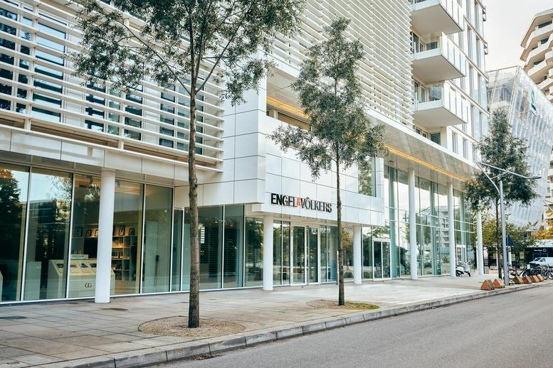 Exterior view of the contemporary white building at Vancouverstraße 2a, Hamburg.