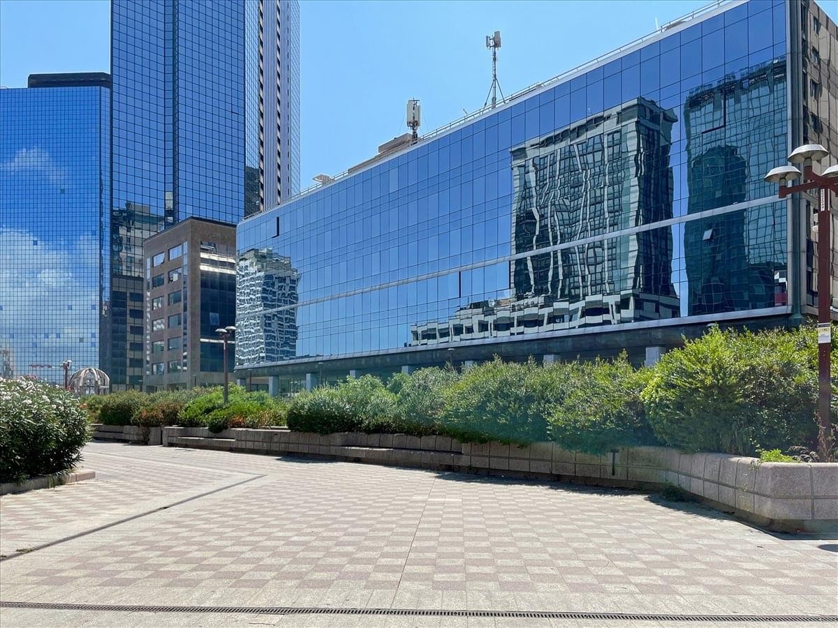 Exterior view of the modern glass-facade building at Via Giovanni Porzio, 4, Isola B2.