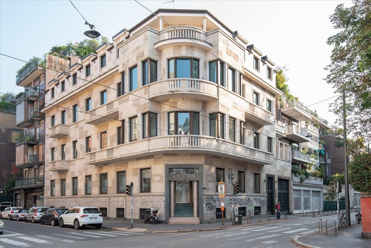 Grand historic exterior of the apartment-style building at Via Nino Bixio 31, Milan.