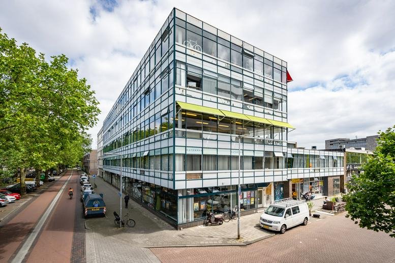 Modern multi-story glass exterior of the Vijverhofstraat 47, Rotterdam office building.