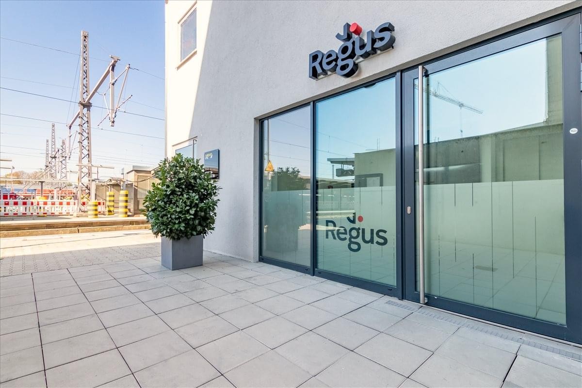 Exterior entrance at Viktoriastr. 3b with Regus signage and modern glass doors.