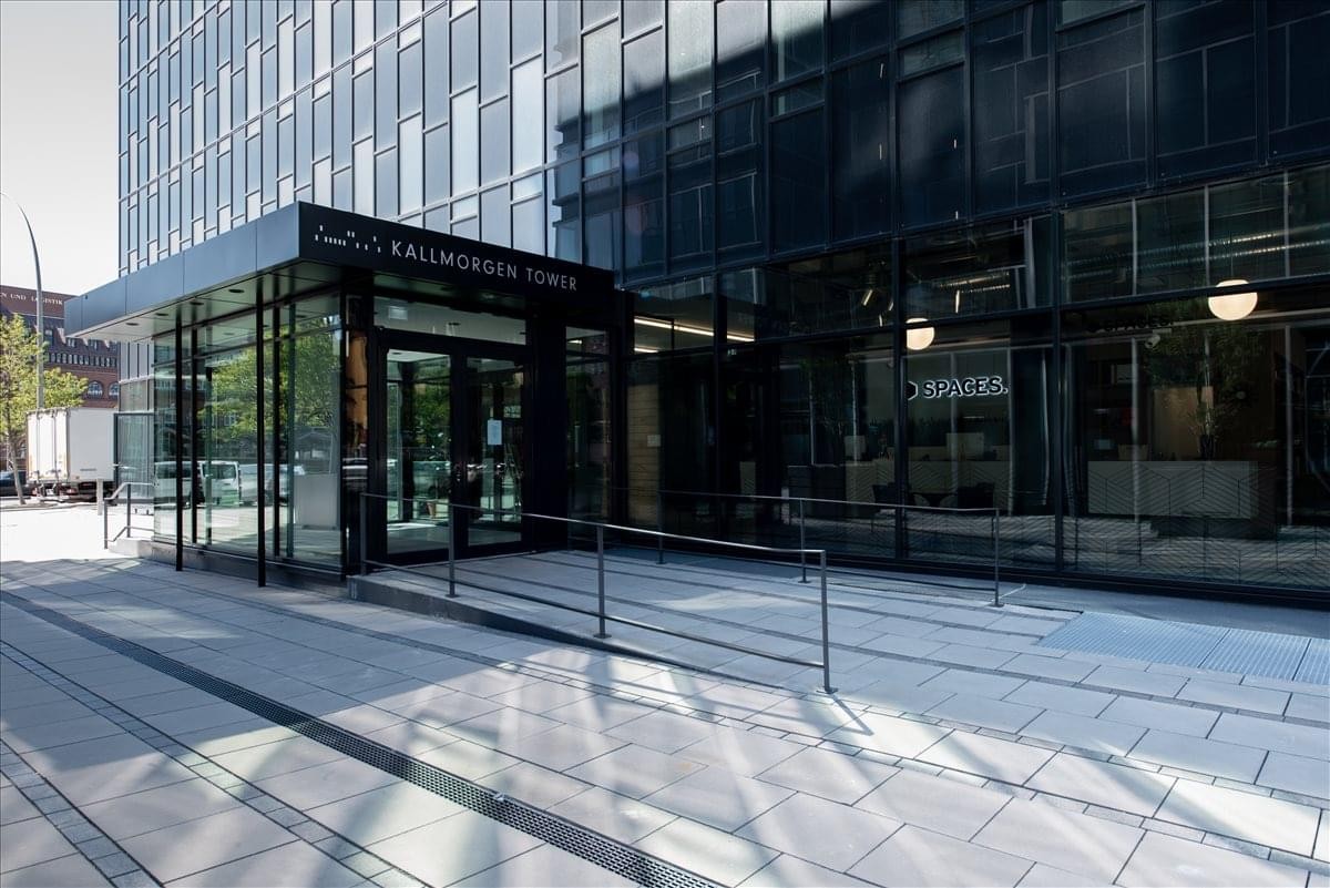 Exterior entrance of the Willy-Brandt-Straße 23 building with glass facade.