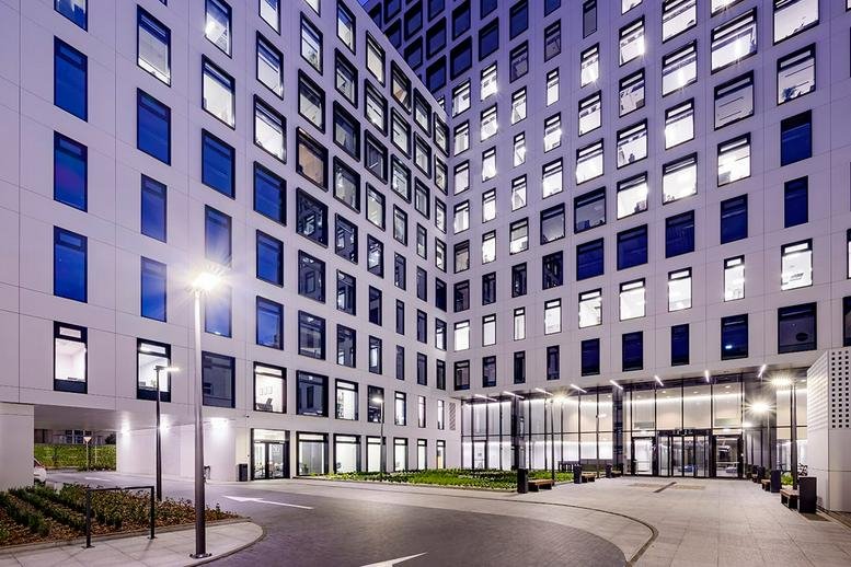 Modern exterior view of the multi-story white facade building at Wola Retro, Skierniewicka 16/20.