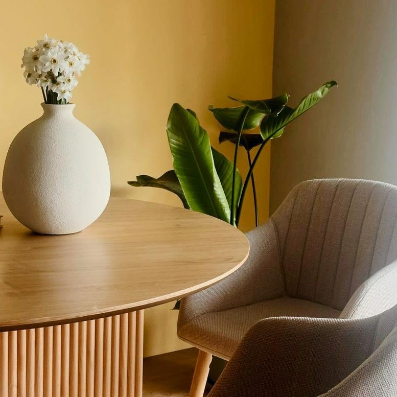 View of Strada Palas 7E, Cladirea C2 with surrounding architecture.