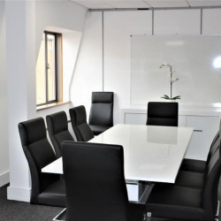 Serviced office to let in Hayes