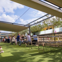 Exterior image of Carrer del Fluvià 1, Bajos