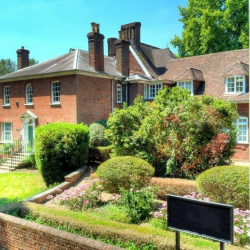 Exterior image of Rivers Lodge, West Common