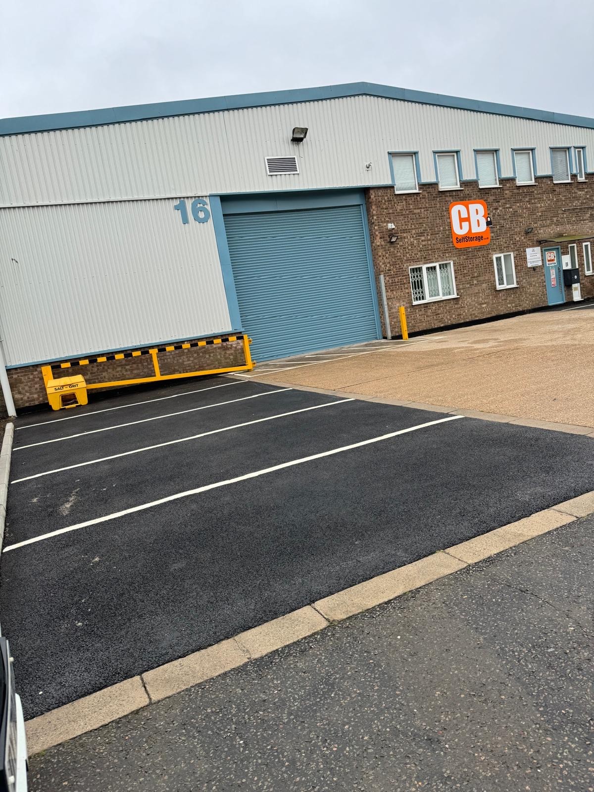 Exterior view of the industrial warehouse at 16 trafalgar way, Cambridge featuring parking and loading bay.