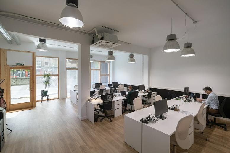 Spacious open-plan workspace at Zaldiaran Plaza, 3 bajo izq with desks, chairs and natural light.