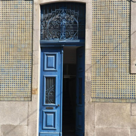 Exterior view of 575, Rua de Costa Cabral. Click for details.