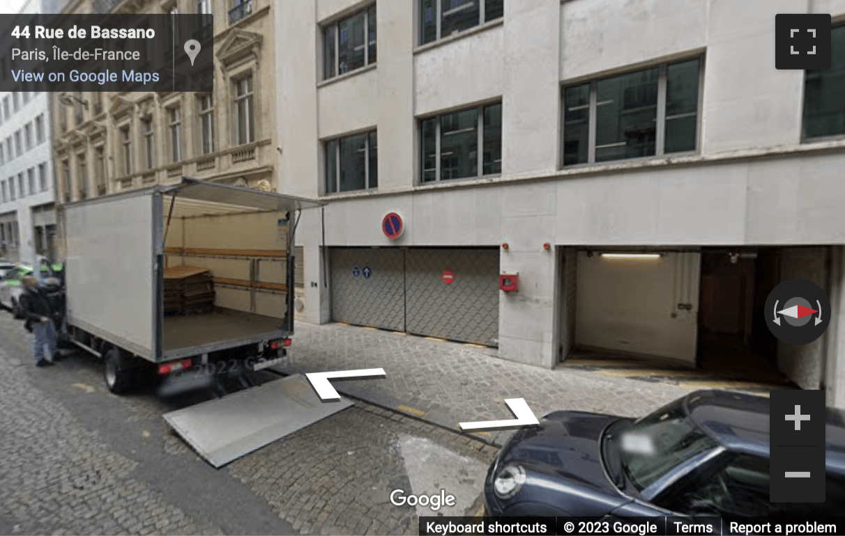 Street View image of 29 Rue de Bassano, Paris Ile de France
